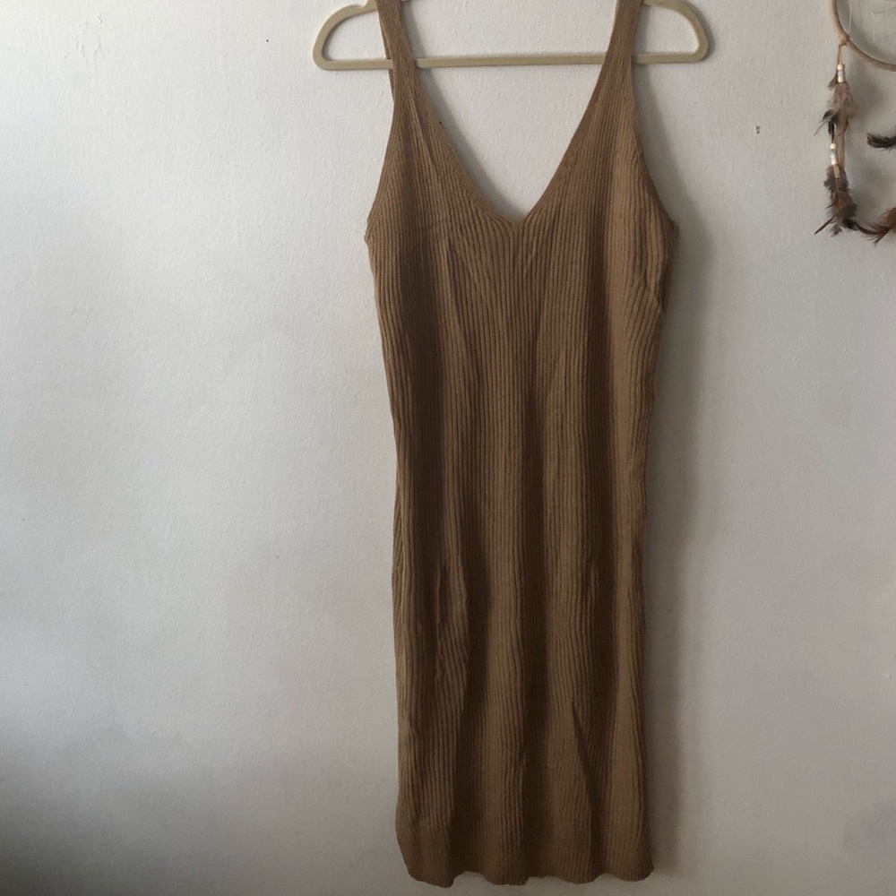 Sleeveless slim-fitting beige, dress.